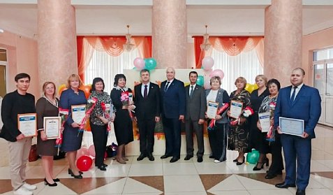 Депутаты поздравили педагогов с Днем учителя